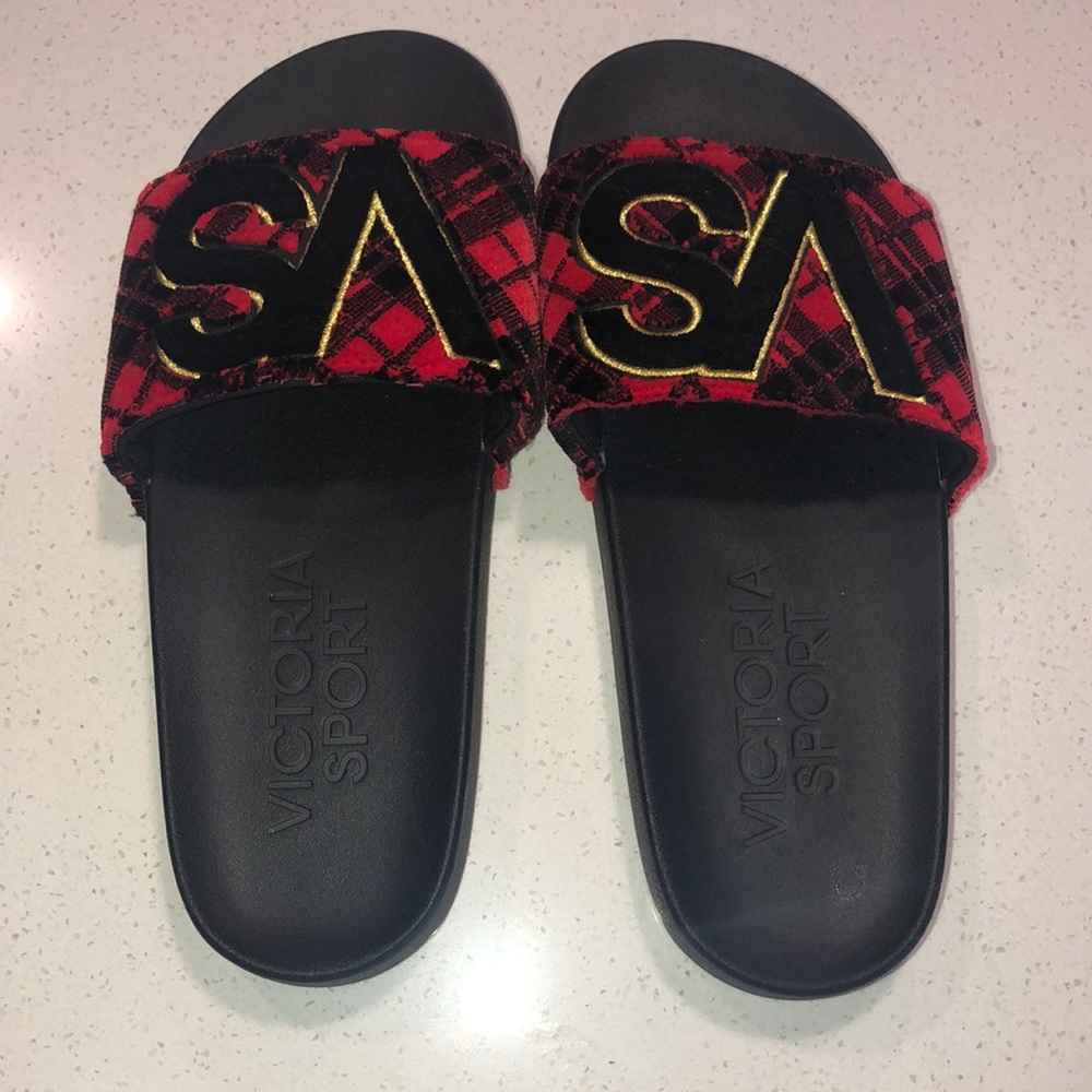 Never been worn Victoria secret slides.